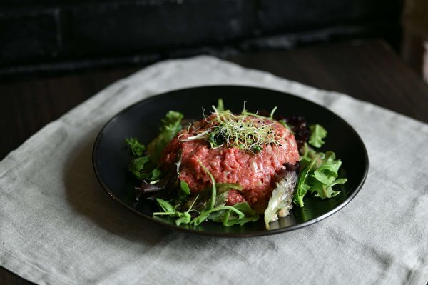 Quelles sont les techniques pour un parfait steak tartare assaisonné et savoureux ?