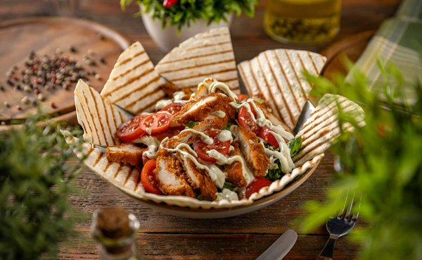 Quelles stratégies adopter pour un menu de plats principaux rapides et sains dans une brasserie ?