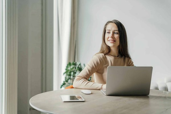 Comment utiliser le design sonore pour créer une atmosphère unique dans votre bar à cocktails ?